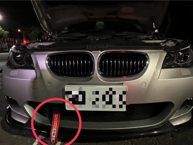 台中警方在北屯大坑山区执行「取缔酒驾暨环、警、监联合稽查」勤务，拦检车上挂有「危险人物」吊牌银灰色BMW，分贝超标近10分贝惨遭开罚。（中市警五分局提供／冯惠宜台中传真）