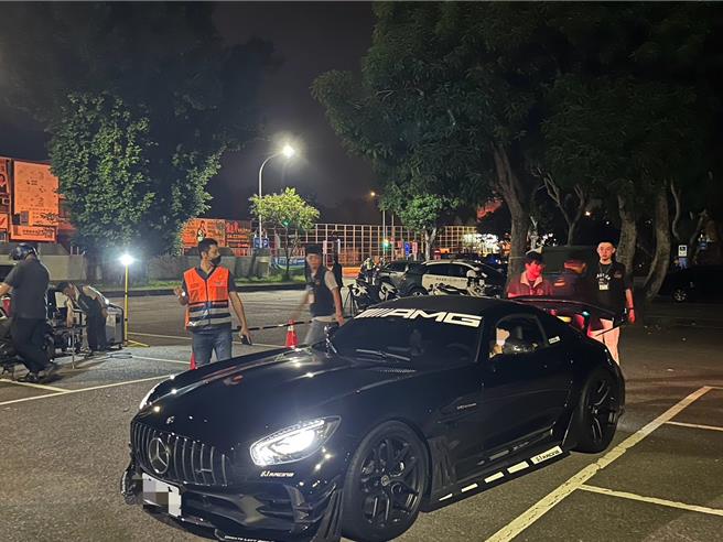 台中警方日前在北屯大坑山区执行「取缔酒驾暨环、警、监联合稽查」勤务，意外拦检1辆要价深黑色1081万元GTR超跑引路人侧目。（中市警五分局提供／冯惠宜台中传真）