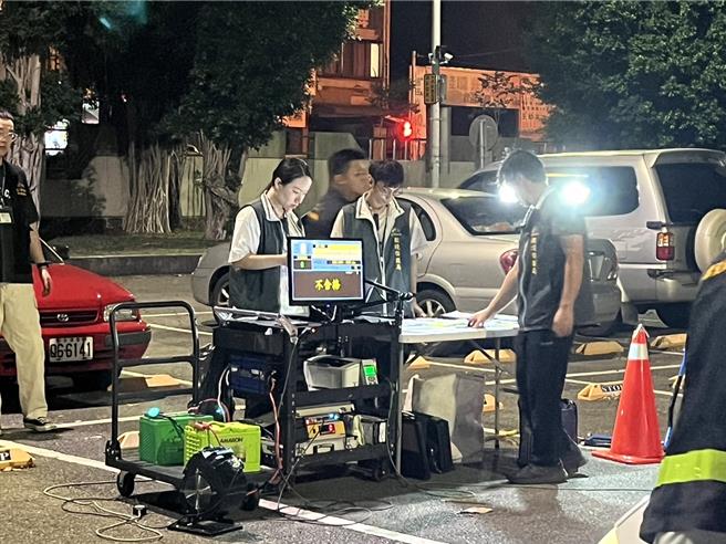 台中警方日前在北屯大坑山区执行「取缔酒驾暨环、警、监联合稽查」勤务，拦检12辆汽机车，其中有4辆噪音超标，2辆排气检验不合格，现场共祭出1万7400元罚锾。（中市警五分局提供／冯惠宜台中传真）