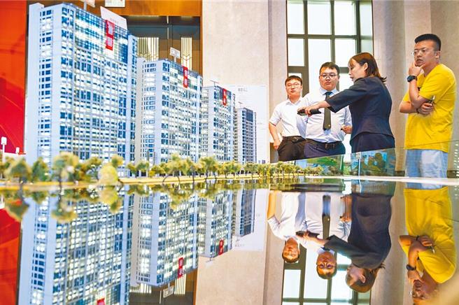图为民眾正在看房。（中新社）