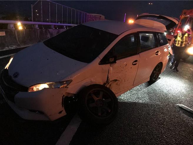 国道3号6日傍晚6时左右发生1起6车连环相撞车祸，49岁吴姓男子开着小货车行经北向212.6k处，疑似煞车失控衝出内线擦撞白色Toyota，引发后续4车连环事故3人送医，幸无大碍。（民眾提供／潘虹恩台中传真）