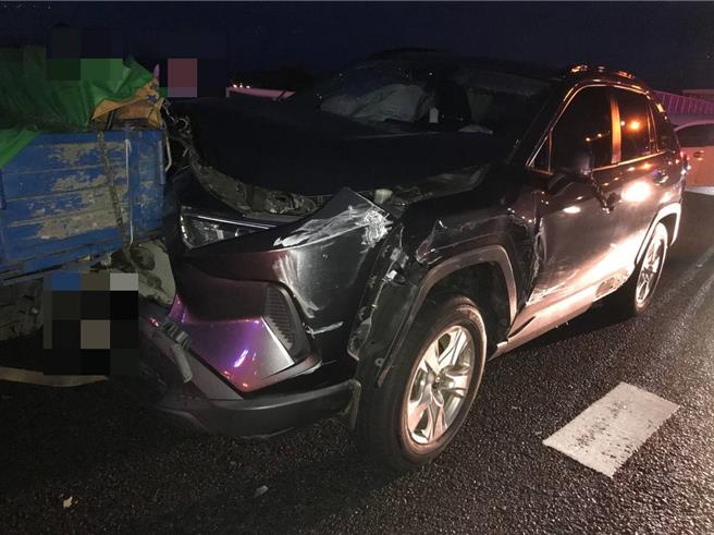 国道3号6日傍晚6时左右发生1起6车连环相撞车祸，49岁吴姓男子开着小货车行经北向212.6k处，疑似煞车失控衝出内线擦撞白色Toyota，引发后续4车连环事故3人送医，幸无大碍。（民眾提供／潘虹恩台中传真）