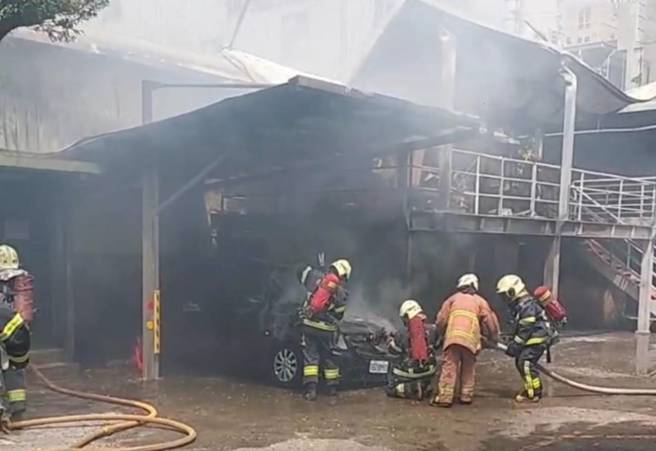 新庄电缆工厂恶火，多辆汽机车烧毁。（翻摄画面）