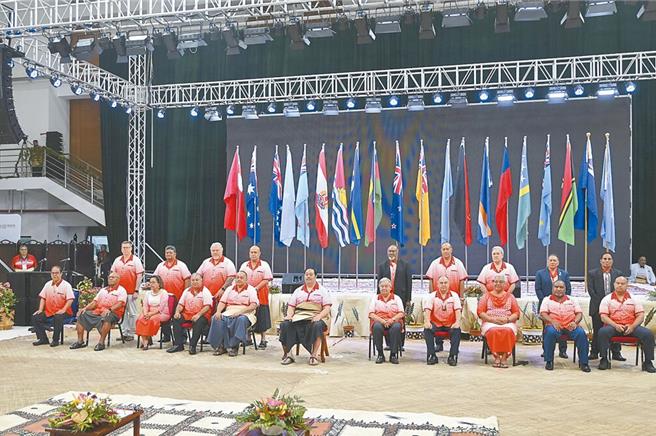 第53屆「太平洋島國論壇」領袖峰會26日在東加王國首都努瓜婁發（Nuku’alofa）開幕，索羅門群島擬推動取消台灣在論壇的觀察員地位。圖為各國領導人開幕上合影。（美聯社）