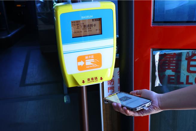 嘉義市電動公車自9月起全面升級成QR code掃描功能的「行動支付」驗票車機。（嘉義市政府提供／呂妍庭嘉義傳真）