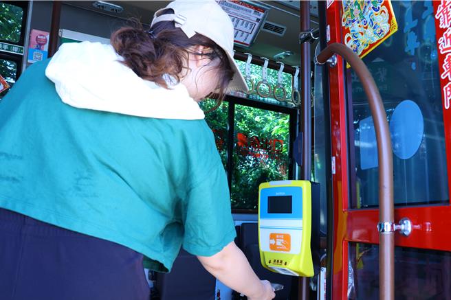 嘉義市電動公車自9月起全面升級成QR code掃描功能的「行動支付」驗票車機。（嘉義市政府提供／呂妍庭嘉義傳真）