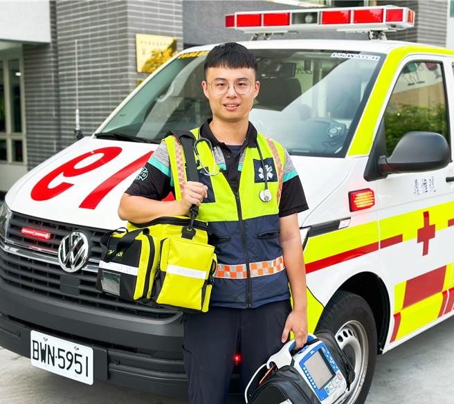 曾仕同畢業後即進入彰化縣消防局員林西區分隊服務至今，8年前成功將1名心肌梗塞患者從鬼門關前救回來，讓他下定決心投入緊急救護工作，並在今年獲選「最佳救護技術員」。（彰縣消防局提供／葉靜美彰化傳真）