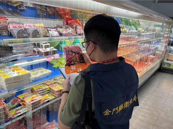 维护民眾食的安全，金门县卫生局针对辖内各大生鲜超市、卖场、烤肉店、烘焙业等制造场所，抽验市售中秋应景食品，32件检验结果均合规定。（图／金门县卫生局）