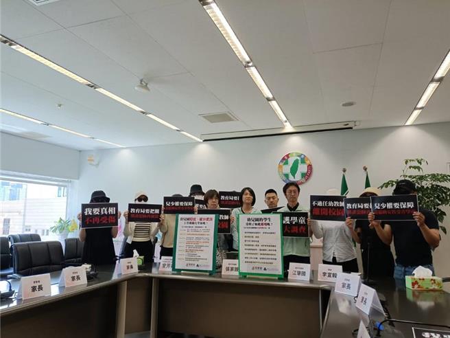 台中市烏日區私立幼兒園7月間傳出虐兒事件，市議員張家銨等人陪同家長開記者會。（本報資料照片）