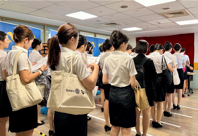 华信航空7日举办客舱组员初试，报到相当踊跃，预计录取12名。（华信航空提供／蔡明亘台北传真）