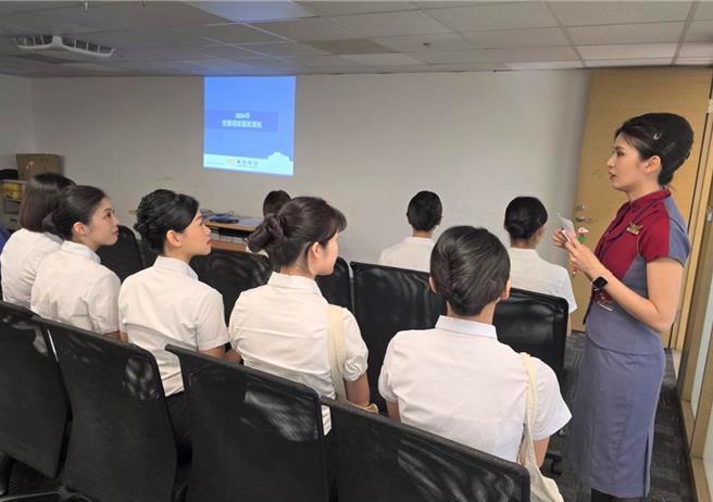 本次招募将甄选出具服务热诚，符合华信航空企业精神的客舱组员。（华信航空提供／蔡明亘台北传真）