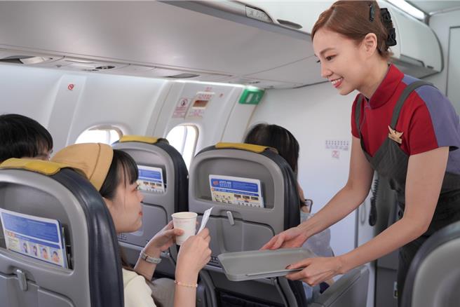 经专业完训后，预计2025年1月春节期间即可为旅客提供优质服务。（华信航空提供／蔡明亘台北传真）