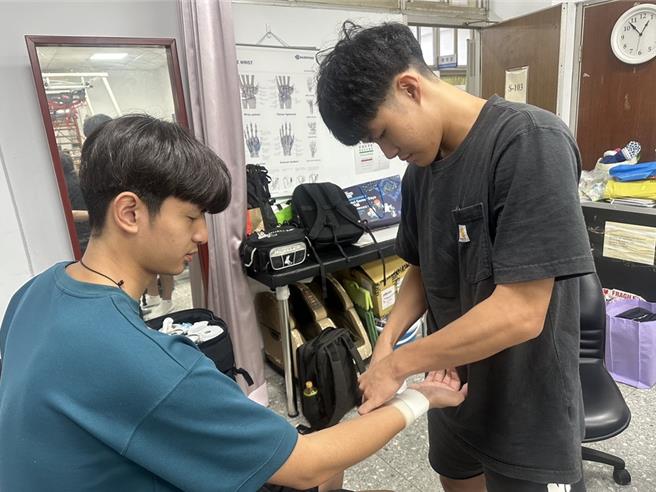 台湾科技大学开设了一门「运动防护专业实习课程」，吸引了校内不同运动项目的校队球员以及对运动防护有兴趣的外籍生修课。（图／台科大）