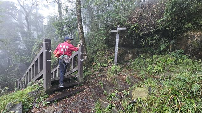 高雄市一旅行團6日到阿里山鄉大凍山頂湖步道健行，其中一名團員走失，救援小組找了半天，才發現黃姓登山客已自行回家。（嘉義縣消防局提供／呂妍庭嘉義傳真）