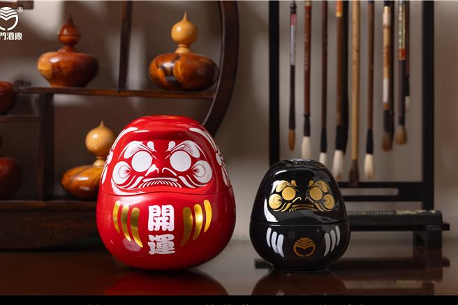 中秋节将至，有业者看准送礼商机，联手金门酒厂推出首次亮相的「不倒翁造型纪念酒」，首批限量1000组一上市就吸引民眾疯抢。（图／业者提供）★《中时新闻网》关心您：饮酒过量，有碍健康。酒后不开车，安全有保障！