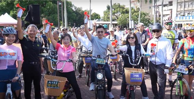 2024台中自行车嘉年华于7日在后里马场热闹登场，由立法院副院长江启臣（中）及立委杨琼璎（左3）、观光旅游局长陈美秀（右3）带队领骑出发。（张妍溱摄）