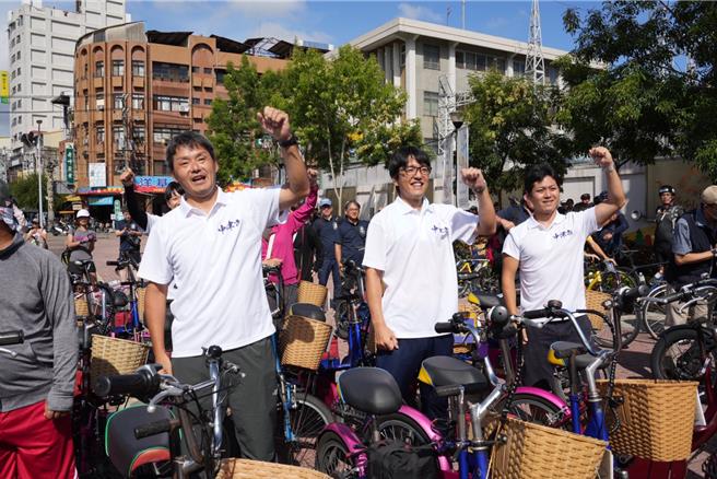 来自日本山梨县北杜市、大分县中津市及佐伯等共12名男女今年组团参加。（张妍溱摄）