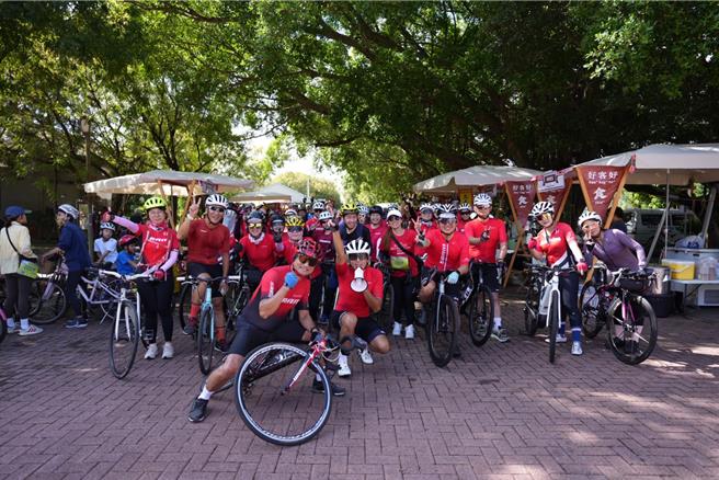 逾千位自行车爱好者从东势客家文化园区出发，骑乘东丰自行车绿廊和后丰铁马道，沿途欣赏当地景点。（张妍溱摄）