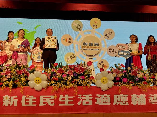 新北市民政局今（7）日举行「113年新住民生活适应辅导班联合结业典礼」，今年计有来自15国、共230位新住民朋友完成课程。新北市长侯友宜出席颁发结业证书。（陈慰慈摄）