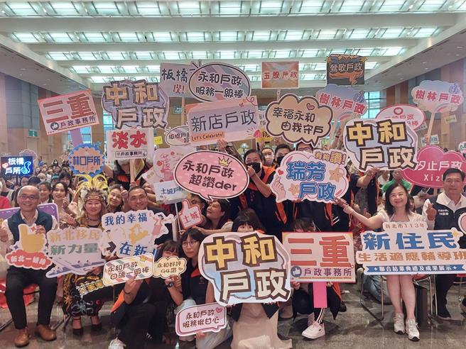 新北市民政局今（7）日举行「113年新住民生活适应辅导班联合结业典礼」，今年计有来自15国、共230位新住民朋友完成课程。新北市长侯友宜出席颁发结业证书。（陈慰慈摄）