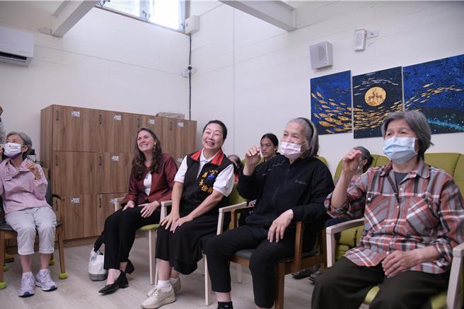 花蓮縣重陽敬老禮金將開始致送，圖為縣長徐榛蔚到文健站關懷長者。（資料照片）