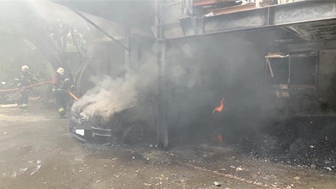 工廠內停放的汽車起火燃燒造成濃煙密佈，警消到場灌救。（消防局第二大隊提供）