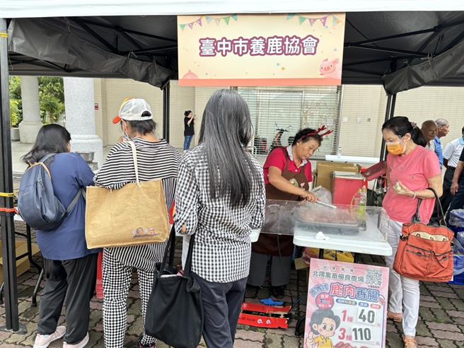 养鹿协会大推鹿茸药酒、鹿茸养生包、鹿茸果冻及鹿肉香肠等，相当吸睛。（农业局提供／张妍溱台中传真）