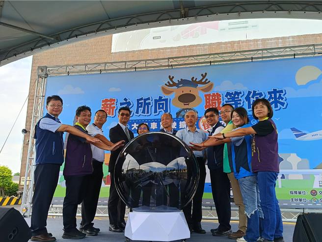 公路局台中区监理所今（7）日在彰化监理站举办「薪之所向 职等你来」大客车驾驶扩大徵才活动启动仪式。（叶静美摄）