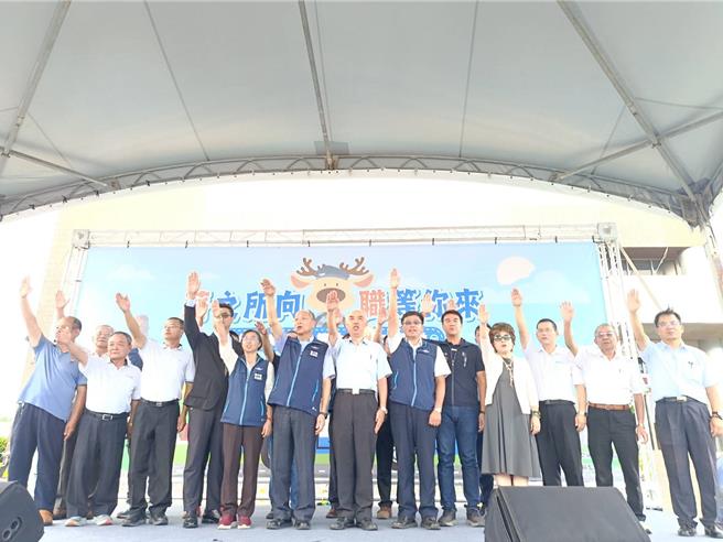 大客车驾驶扩大徵才活动启动前，与会业者等人共同宣示安全驾驶。（叶静美摄）