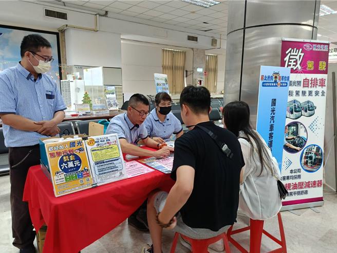 中区大客车驾驶扩大徵才活动现场共有26家客运及游览车相关业者设摊徵才，提供302个大客车驾驶员职缺。（叶静美摄）