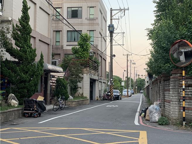 桃园市龙平路是连接龙潭、平镇两地的重要干道，2017年时龙平路的中丰路到福龙路段顺利拓宽为12米双向道路，然而以武中路到东龙街的后段部分至今路仍狭小，塞车问题仍存在困扰地方。（廖姮玥摄）