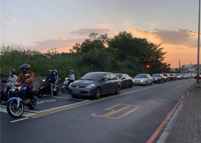 桃园市龙平路是连接龙潭、平镇两地的重要干道，2017年时龙平路的中丰路到福龙路段顺利拓宽为12米双向道路，然而以武中路到东龙街的后段部分至今路仍狭小，塞车问题仍存在困扰地方。（廖姮玥摄）