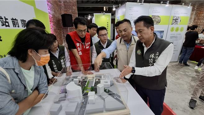 台南车站前圆环大改造，台南市立委林俊宪（右一）与台南交通局长王铭德（右二）在改造后模型前交换意见。（台南市交通局提供／程炳璋台南传真）