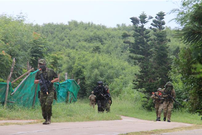 140名玩家7日在澎湖生存游戏玩过头，竟不顾他人通行权益，擅自违法封路，也让一桩美事蒙羞。（许逸民摄）