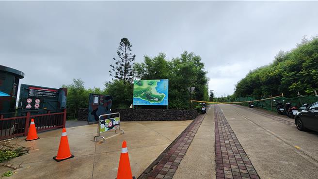 140名玩家7日在澎湖生存游戏玩过头，竟不顾他人通行权益，擅自违法封路。图为国定古蹟西屿弹药本库入口处前的第一道私设封锁线。（许逸民摄）
