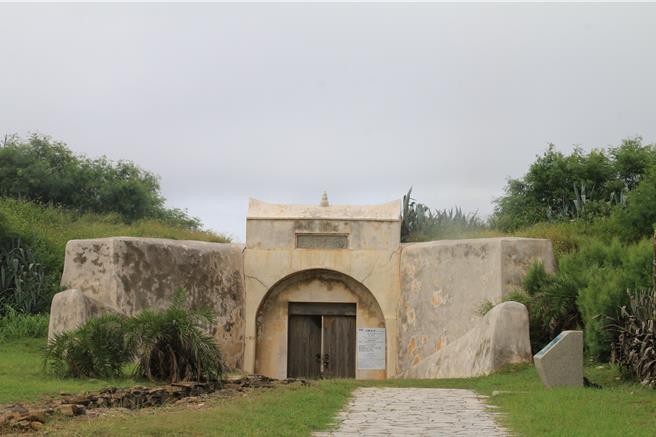 140名玩家7日在澎湖生存游戏玩过头，竟不顾他人通行权益，擅自违法封路。图为游客因此扑空，无法进入参观的国定古蹟西屿东台。（许逸民摄）