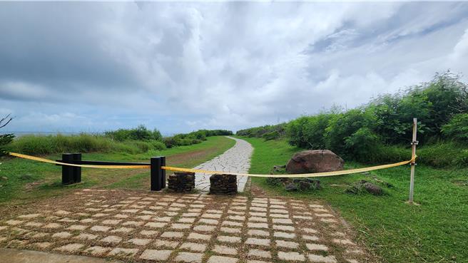 140名玩家7日在澎湖生存游戏玩过头，竟不顾他人通行权益，擅自违法封路。图为国定古蹟西屿东台前的第二道私设封锁线。（许逸民摄）