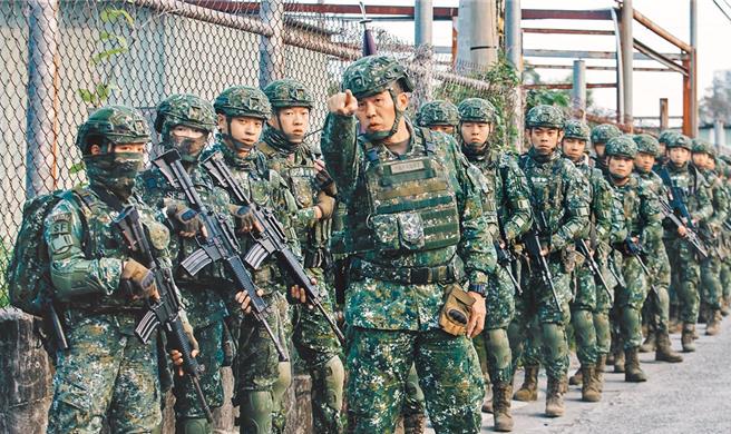 中華郵政台中民權路郵局近日協助中部國軍撥薪，竟因人員操作疏失，導致3日、4日重複入帳。國軍官兵示意圖。（本報資料照片）