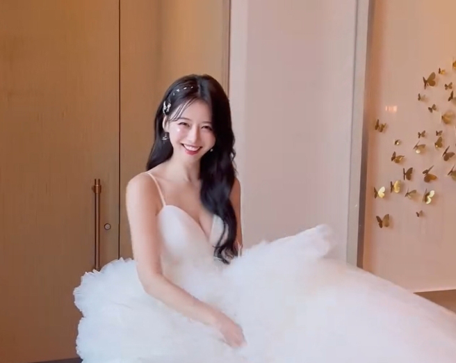 啦啦队女神李雅英（이아영）7日在社群分享自己的白纱礼服照。（图／摄自 yyyoungggggg  IG）