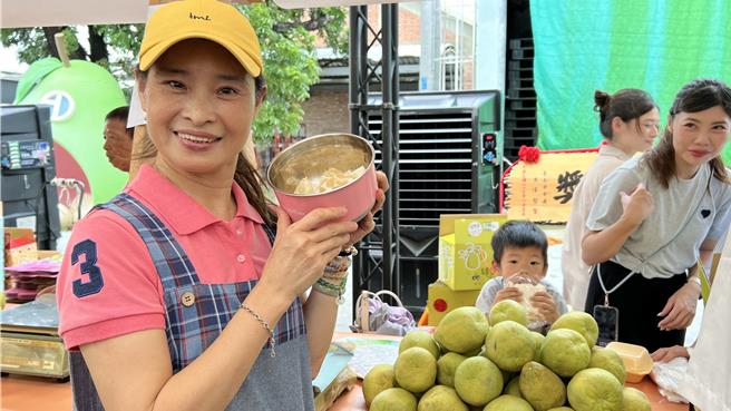台南市政府农业局结合麻豆农会7日举办麻豆文旦节，邀请30多家在地农园联合展售。（张毓翎摄）