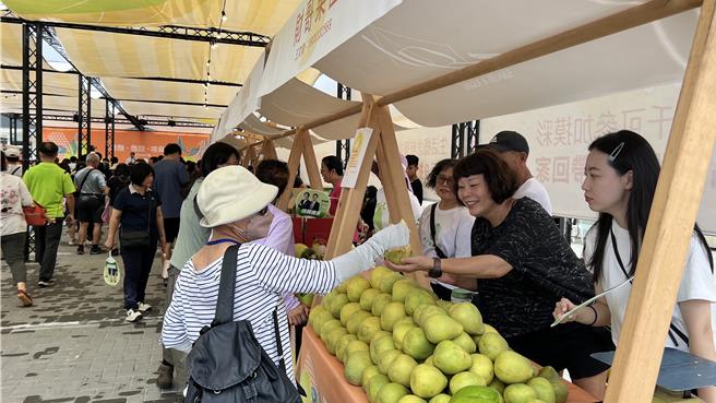 规模盛大，现场挤满採买文旦及年节好礼的游客。（张毓翎摄）