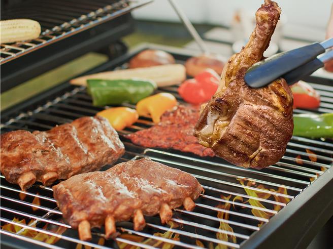 「鳳梨洋蔥醬烤戰斧豬排」不用繁複備料、醃料，只需事先解凍，放上爐架輕鬆烤，即可品嘗到餐廳級美味，堪稱懶人福音。（圖／KKLlfe）