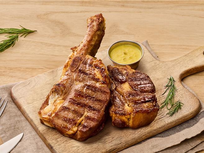 「鳳梨洋蔥醬烤戰斧豬排」主要是取自豬背脊靠前端肩胛肉的部分，一口吃到梅花肉與里肌的精華。（圖／KKLlfe）