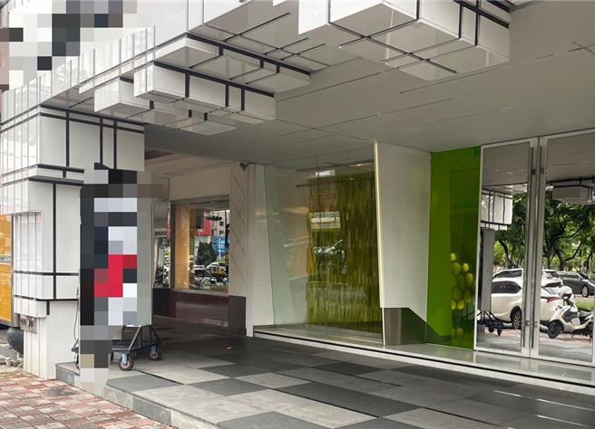 一名35歲蔡姓住客，前一晚與友人喝酒聚會，今早卻被發現陳屍房內，警方初步研判沒有外力介入痕跡，詳細死因有待檢警相驗釐清。（警方提供／任義宇高雄傳真）