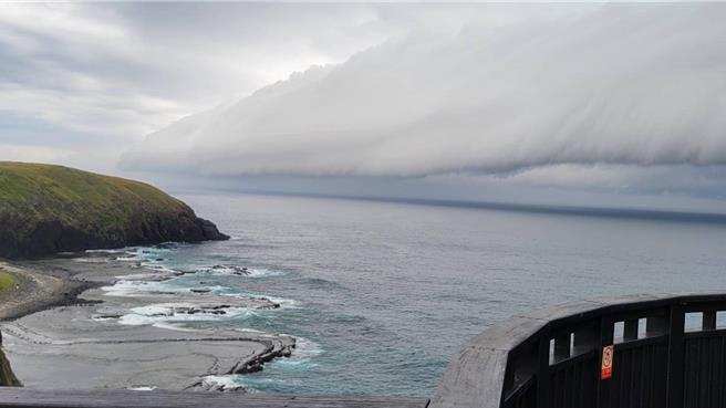 6日下午七美外海的飑线，系高度不同的两云系上下交会辐合，彷如云瀑，只是少了垂直下坠的动态感，图为七美屿龙埕外海。（海管处副处长林尚卿提供／许逸民澎湖传真）