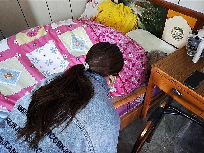 87歲潘爺爺長年獨居，身體健康每況愈下，經台東縣縱谷線區社福中心安排入住養護機構，社工人員邀請親屬探訪，完成潘爺爺修復手足親情的心願。（台東縣政府提供／蕭嘉蕙台東傳真）