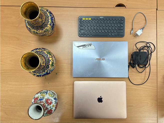 警方查獲古董花瓶、筆電等贓物。（翻攝照片／林郁平台北傳真）