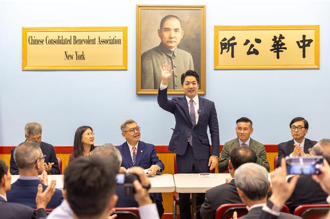 台北市长蒋万安访美行程，于纽约时间6日傍晚，受邀前往具有百年歷史的纽约中华公所、在中山广场向国父铜像致意。致词时蒋万安也直言，没有海外侨胞就没有孙中山、就没有中华民国。（台北市政府提供／丁上程台北传真）