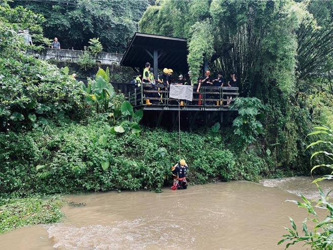 新北市土城区70岁老翁今（7）日前往承天禅寺附近的溪流，不明原因受困河岸，经现场消防人员使用绳索架设及垂降技术，成功将老翁救援至安全地点。（新北消防局提供）