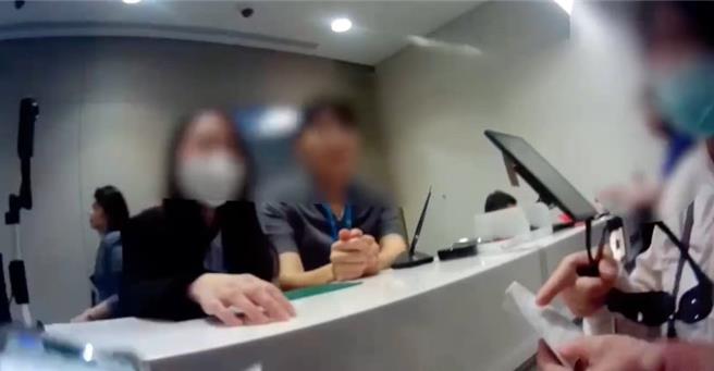 行员与警方合作，成功阻止妇人遭到诈骗。（翻摄照片／林郁平台北传真）